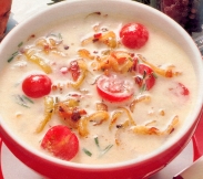 Zwiebelsuppe mit Tomaten