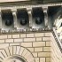 Steink?pfe an einer Hausfassade