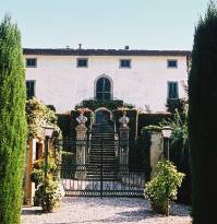 Eingang zu einem Weingut in der Toscana